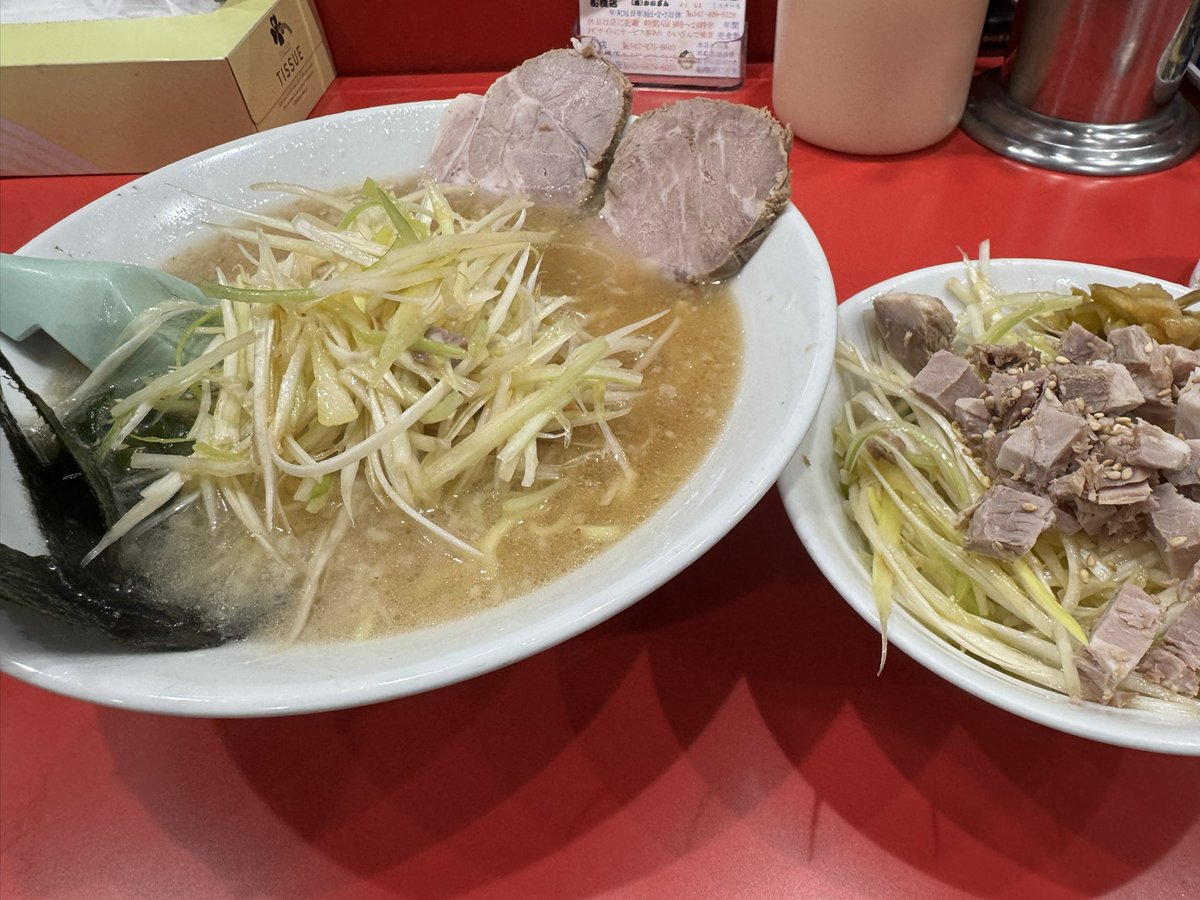 sssgmiso's tweet image. 船橋「かいざんラーメン」、人気店みたいだけど、オススメセット頼んだらネギラーメンにネギチャー丼ってやっぱ千葉中部どうかしてるよ。クッキングパパのキャラなら、「バッタじゃねえんだ！そんな草ばっか食えるかよ！」ってキレてますよ。ボクはネギ好きだからうれしいですけど…。