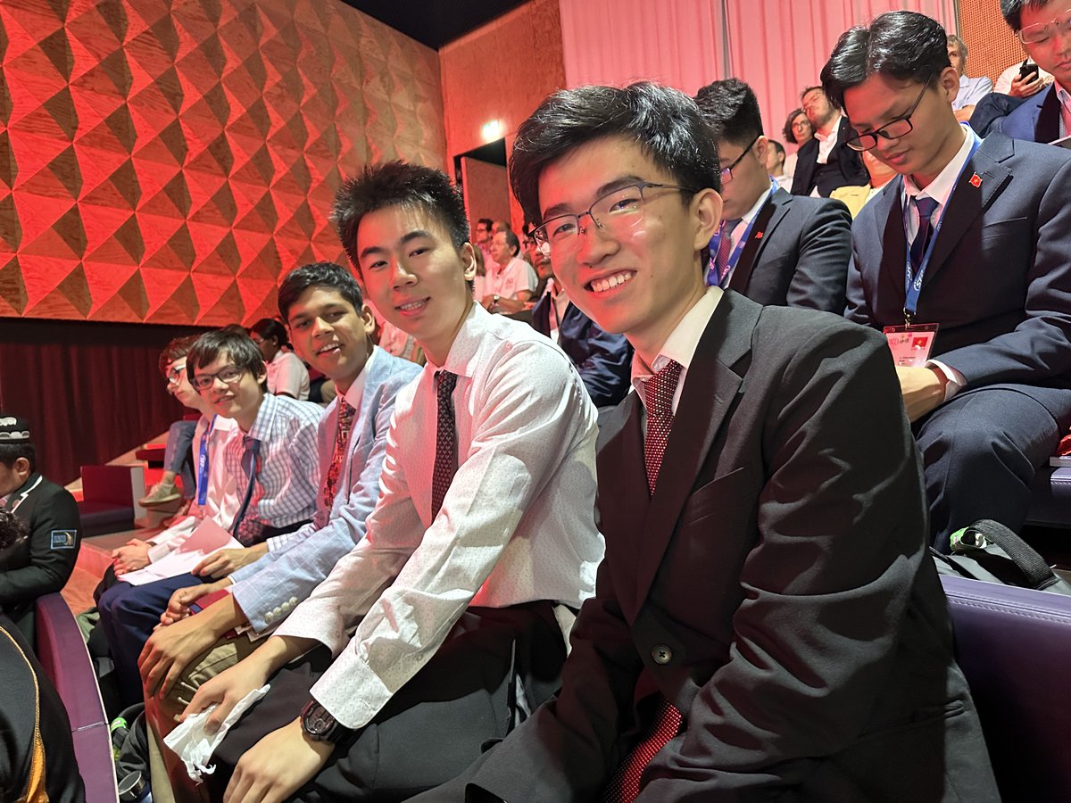 AAPTHQ's tweet image. Congratulations to the five U.S. Physics members for each earning a Gold Medal making the team the only country to achieve five Gold Metals. 🥇🥇🥇🥇🥇
Read more ➡ ow.ly/LLjK50WvfW5 #USPhysicsTeam2025