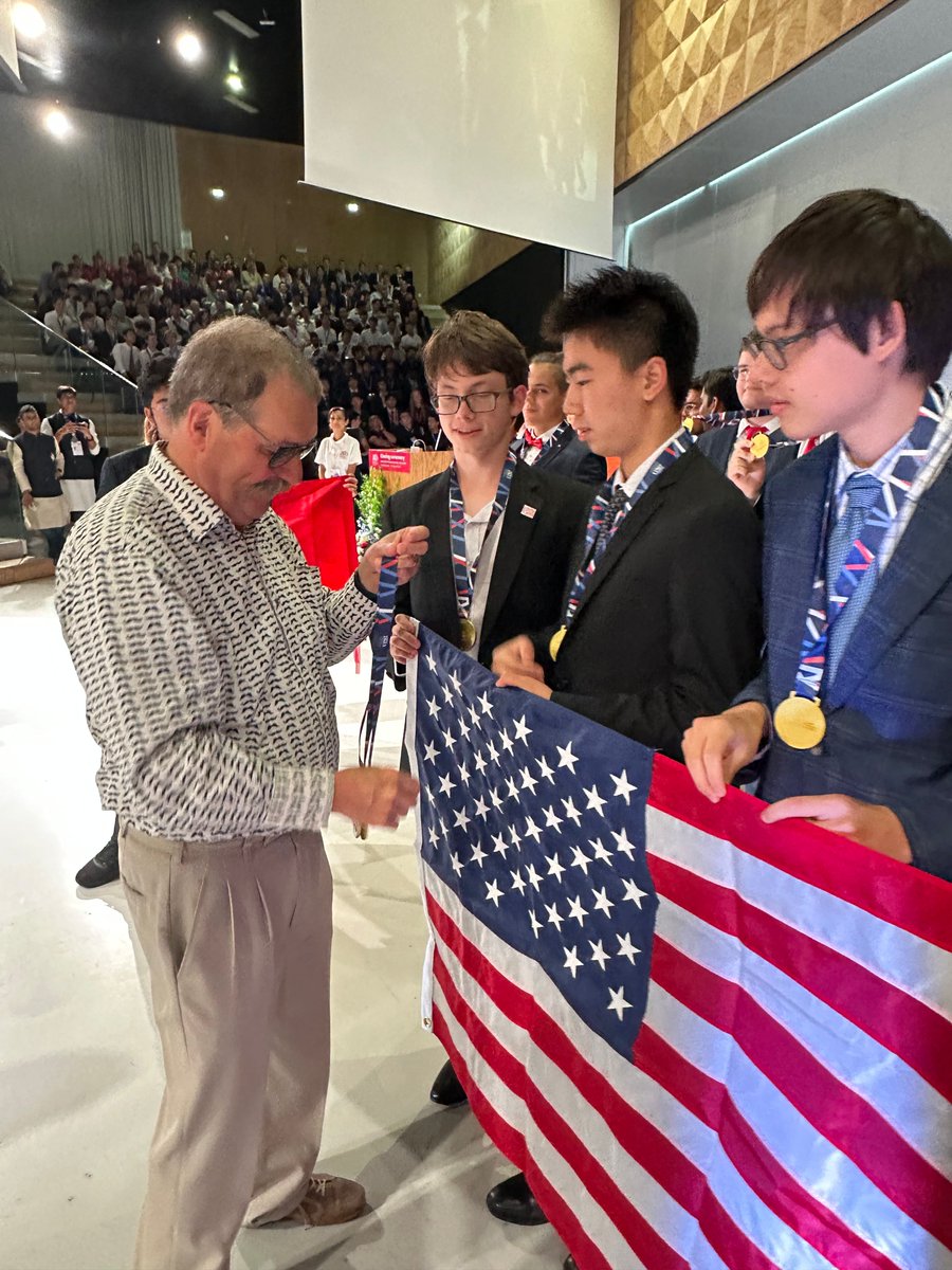 AAPTHQ's tweet image. Congratulations to the five U.S. Physics members for each earning a Gold Medal making the team the only country to achieve five Gold Metals. 🥇🥇🥇🥇🥇
Read more ➡ ow.ly/LLjK50WvfW5 #USPhysicsTeam2025