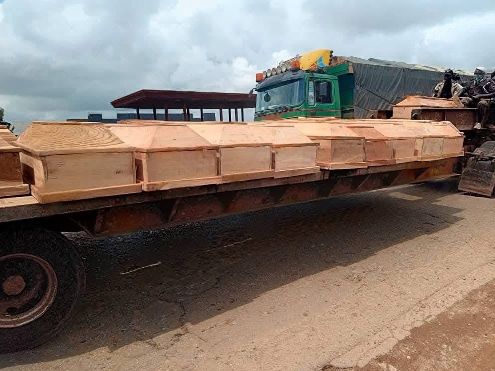 4wardwego's tweet image. Jos-In
The bodies of the 27 victims k!lled in last Tuesday鈥檚 attack on the Bindi (Jebu) Riyom community by gunmen are being transported from the hospital morgue to the community for a mass burial
May their souls rest in peace 馃檹