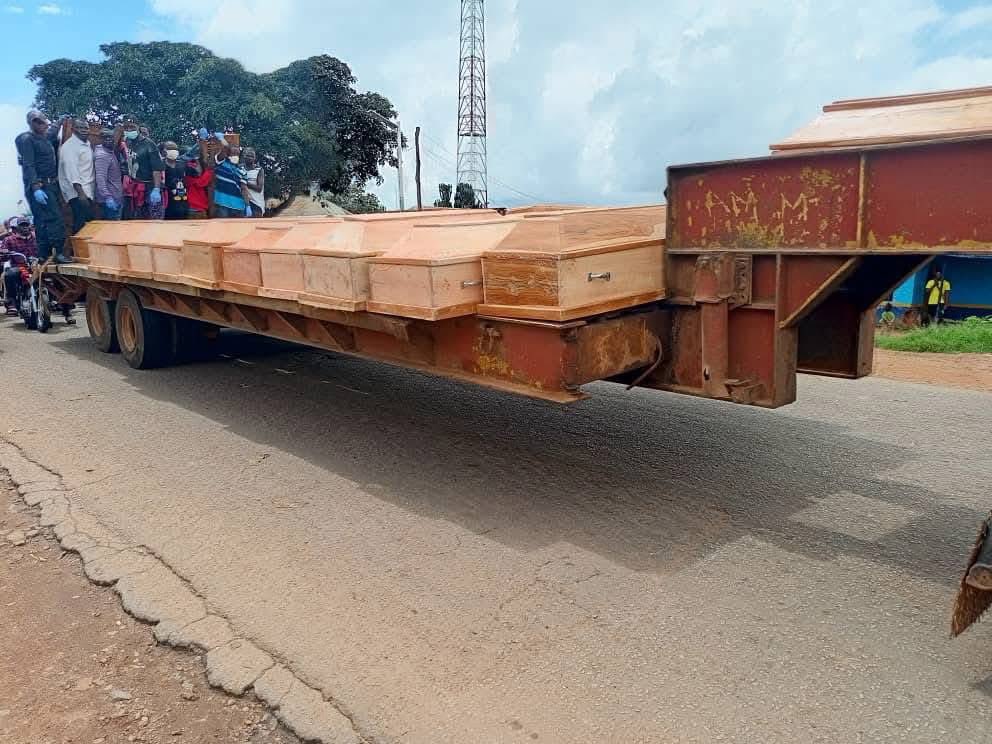 4wardwego's tweet image. Jos-In
The bodies of the 27 victims k!lled in last Tuesday鈥檚 attack on the Bindi (Jebu) Riyom community by gunmen are being transported from the hospital morgue to the community for a mass burial
May their souls rest in peace 馃檹