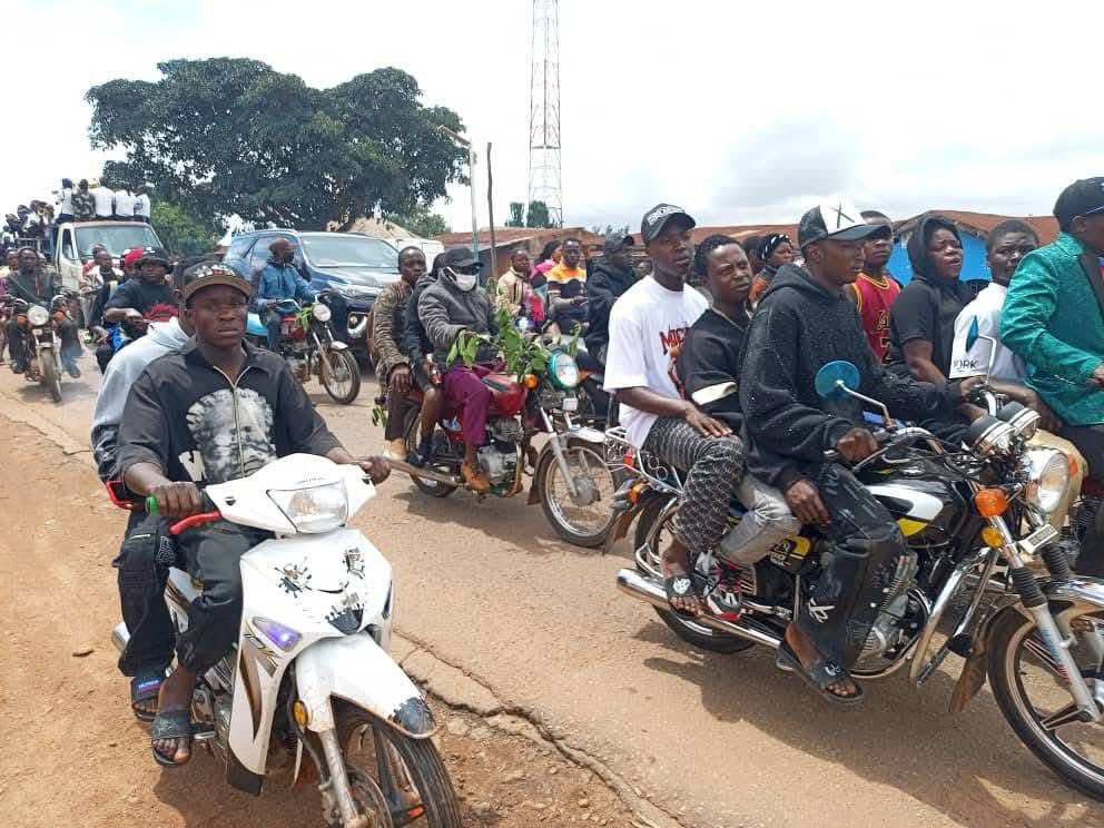 4wardwego's tweet image. Jos-In
The bodies of the 27 victims k!lled in last Tuesday鈥檚 attack on the Bindi (Jebu) Riyom community by gunmen are being transported from the hospital morgue to the community for a mass burial
May their souls rest in peace 馃檹