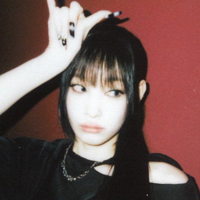 chartsadp's tweet image. [INFO] @ALLDAY_PROJECT #ANNIE shares that she wants the group to prioritize and explore more emotional concepts in their future comebacks, as their debut was already a swag concept.

#ALLDAYPROJECT #올데이프로젝트