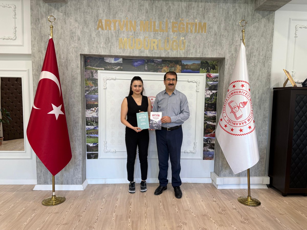 Artvin Çoruh Üniversitesi Türk Halk Edebiyatı Anabilim Dalı öğretim üyesi Doç. Dr. Sedat Bahadır ve öğrencisi Çiğdem Çelik tarafından hazırlanan “Artvin İli Bilgileri” ve “Artvin ve Yöresel Tarihi” adlı eserler, İl Müdürü Acar’a takdim edildi.
<a href="/tcmeb/">Millî Eğitim Bakanlığı</a> <a href="/Yusuf__Tekin/">Yusuf Tekin</a>  <a href="/FahriAcar08/">Fahri Acar</a>