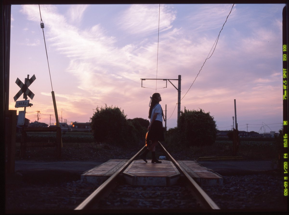Leander45690's tweet image. 【セーラー少女×鉄道】
夕暮れの踏切で、
Model : @ama_koha
Camera : Pentax645Nii +FA75/2.8
Film : Fujichrome Provia 100F
#放課後鉄道セーラー部
*隣接する踏切から撮影