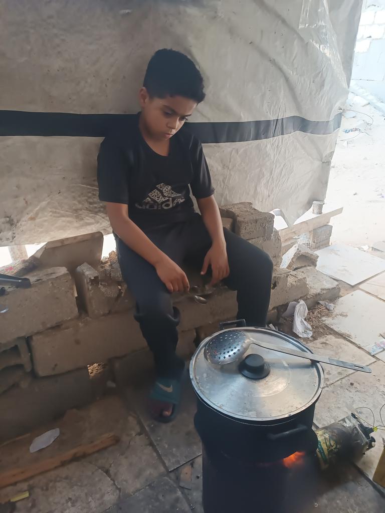 eslamomkhader's tweet image. 📢🚨 URGENT EMERGENCY 🚨📢
I AM SICK FROM USING FIRE TO COOK
MY SON IS TOO YOUNG TO DO THIS WORK
WE ARE DYING FROM HUNGER — THIS IS OUR FINAL STAGE
YOU ARE OUR ONLY HOPE — PLEASE SAVE MY CHILD
I SUFFERED SO MUCH TO BRING HIM INTO THIS WORLD
DON’T LET ME LOSE HIM — I’M BEGGING YOU…