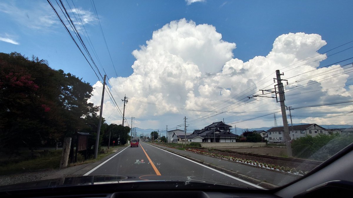 saltaine's tweet photo. 雷鳥も崖もでかい雲も、自分にとってあまりにも夏 https://t.co/u7joeesFGn