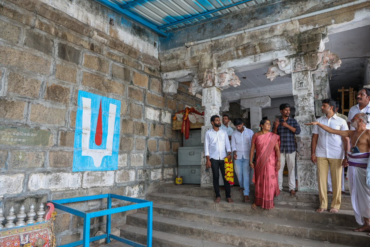 VinojBJP's tweet image. 108 திவ்ய தேசங்களில் 58வது திவ்யதேசமாக அமைந்துள்ள காஞ்சிபுரம் ஸ்ரீ ராமானுஜர் திருக்கோவிலில் பாஜக மாவட்ட தலைவர் திரு.@JagadeesanBJP உள்ளிட்டோருடன் சென்று இன்றைய தினம் சாமி தரிசனம் செய்தோம்.
ஸ்ரீ ராமானுஜர் வேத பாடங்களை கற்றுணர்ந்த பெருமைக்குரிய இக்கோவிலை அசுத்தமாகவும், பராமரிப்பு…