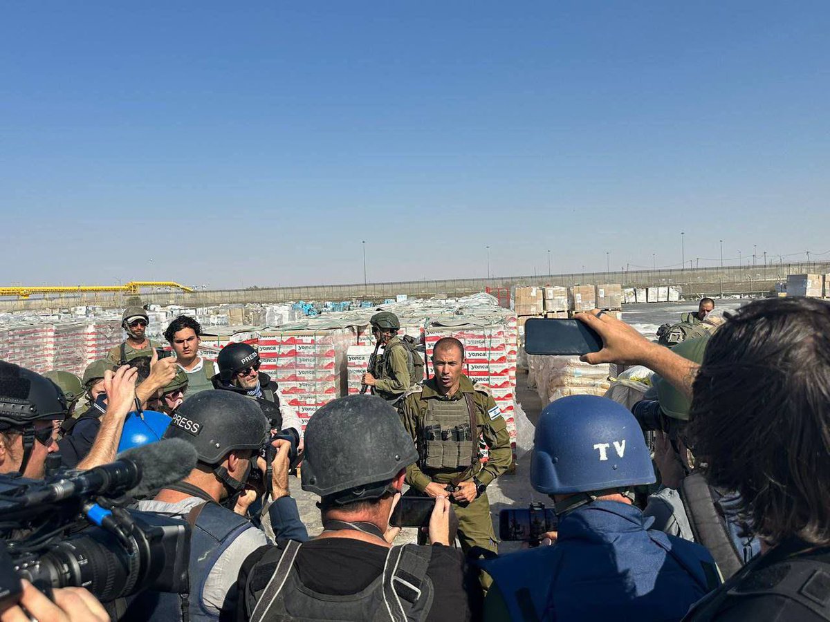dav214840's tweet image. Aujourd’hui, Tsahal a invité des dizaines de journalistes internationaux au passage de Kerem Shalom à l’intérieur de Gaza, pour voir par eux-mêmes.
Des centaines de camions d’aide sont entrés à Gaza avec l’approbation d’Israël, mais les fournitures restent inutilisées, non…