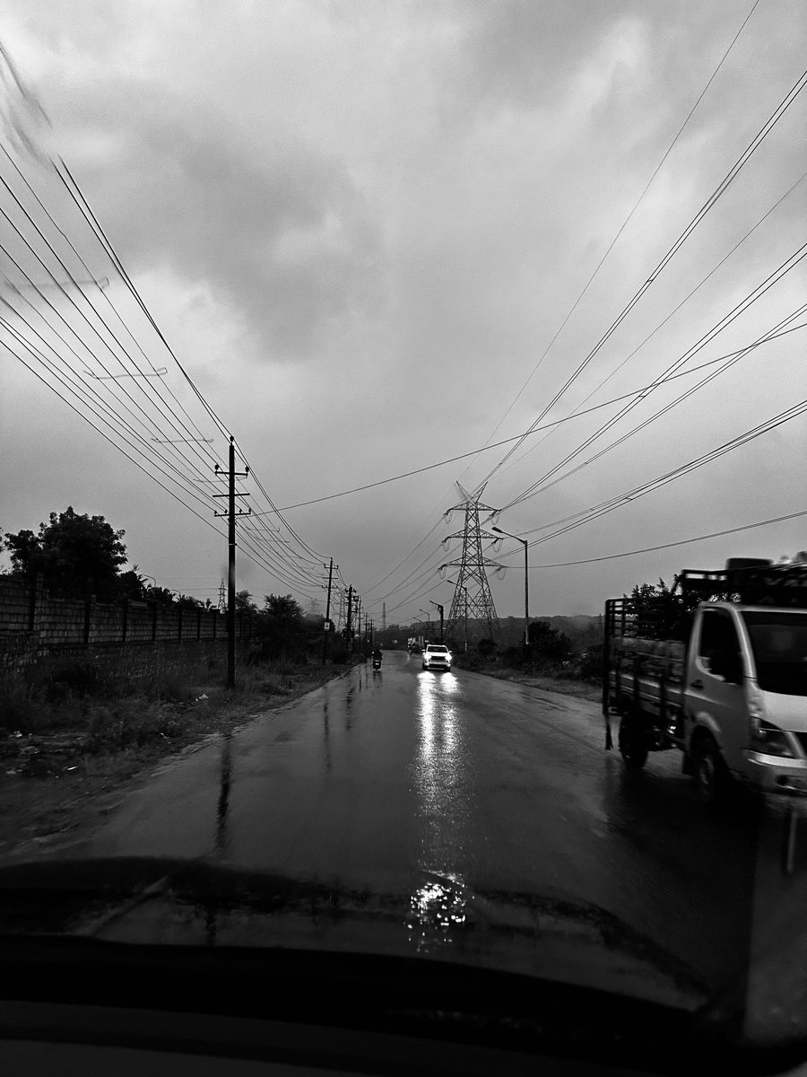 kod_har's tweet image. Rainy vibes 🥂