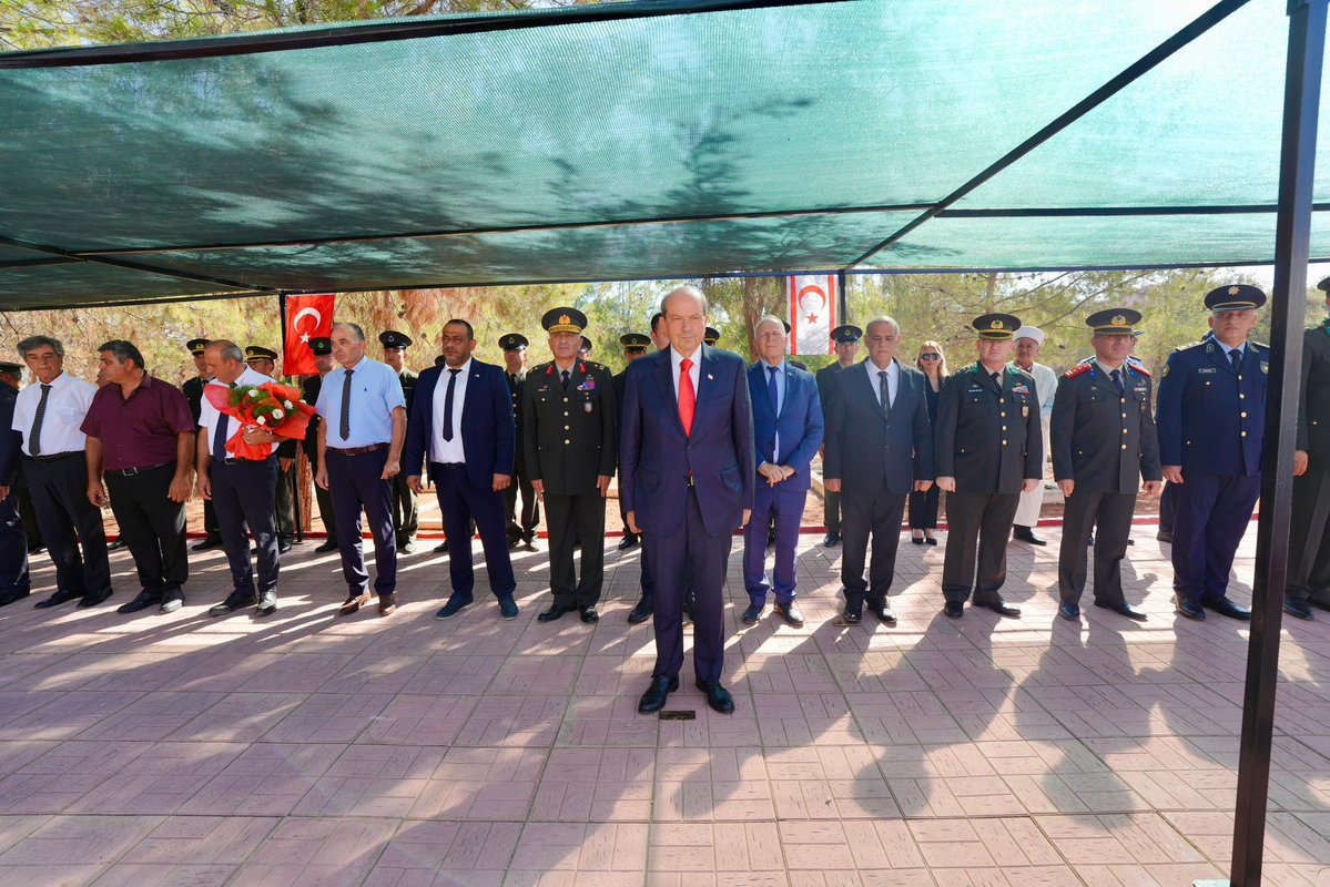 KKTCCB's tweet image. Cumhurbaşkanı @ErsinrTatar, Milli Mücadele yıllarında Taşpınar’da şehit düşen 12 kişi için Taşpınar Şehitliği’nde düzenlenen anma törenine katıldı
“İki devletli siyaset en doğru siyasettir”
kktcb.org/tr/cumhurbaska…