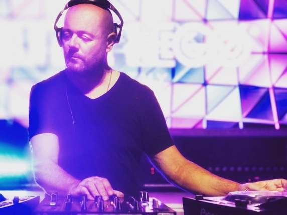 Ci ha lasciato Marco Dionigi. 

Non ci siamo mai conosciuti di persona, ma aveva remixato il mio brano Artificial Intelligence per Cinedelic. 

Ricordo la sua gentilezza, la passione che trasmetteva anche solo con un messaggio, oltre che con la musica. 

Grazie Marco ❤️