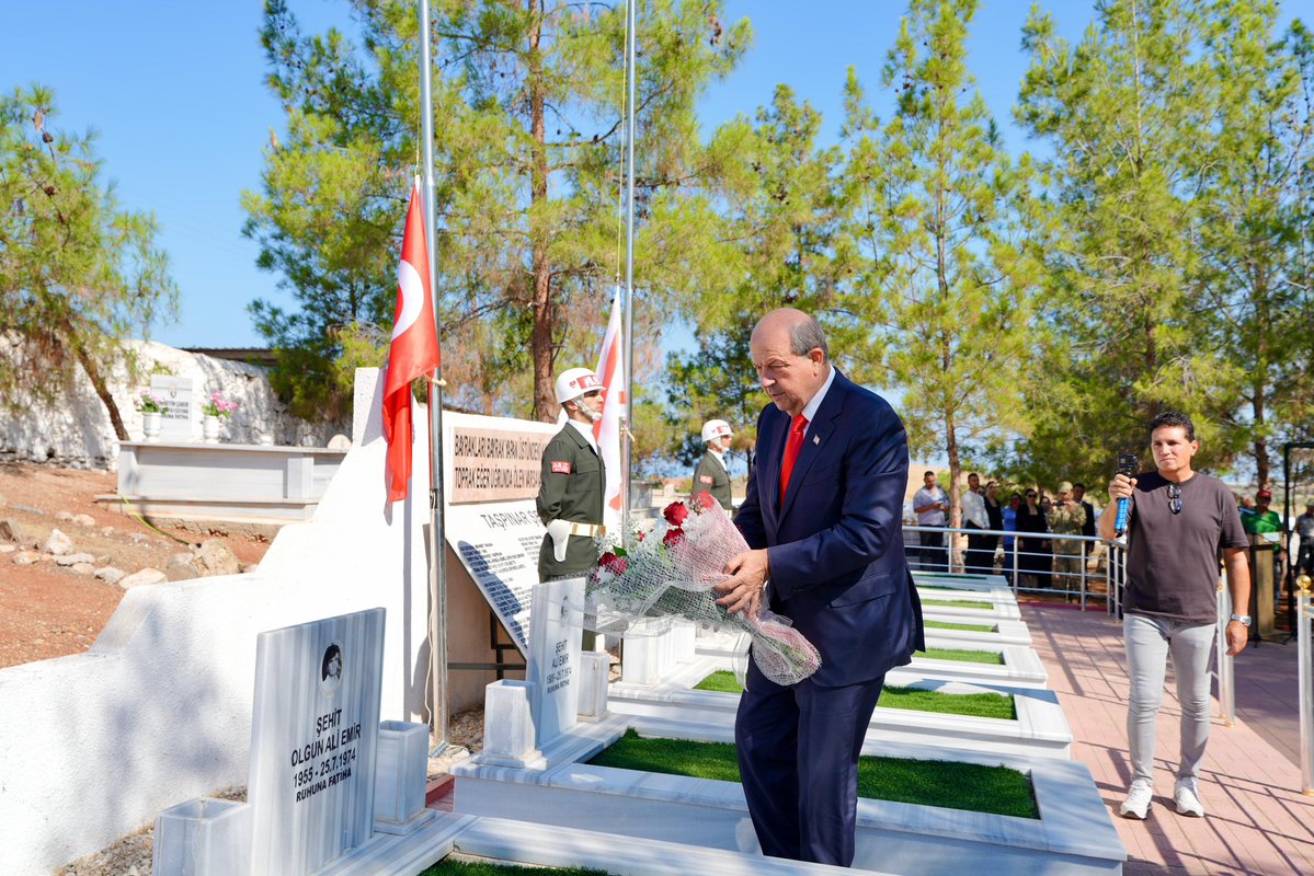 KKTCCB's tweet image. Cumhurbaşkanı @ErsinrTatar, Milli Mücadele yıllarında Taşpınar’da şehit düşen 12 kişi için Taşpınar Şehitliği’nde düzenlenen anma törenine katıldı
“İki devletli siyaset en doğru siyasettir”
kktcb.org/tr/cumhurbaska…