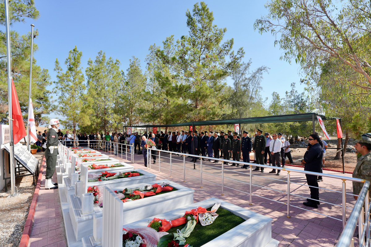 KKTCCB's tweet image. Cumhurbaşkanı @ErsinrTatar, Milli Mücadele yıllarında Taşpınar’da şehit düşen 12 kişi için Taşpınar Şehitliği’nde düzenlenen anma törenine katıldı
“İki devletli siyaset en doğru siyasettir”
kktcb.org/tr/cumhurbaska…
