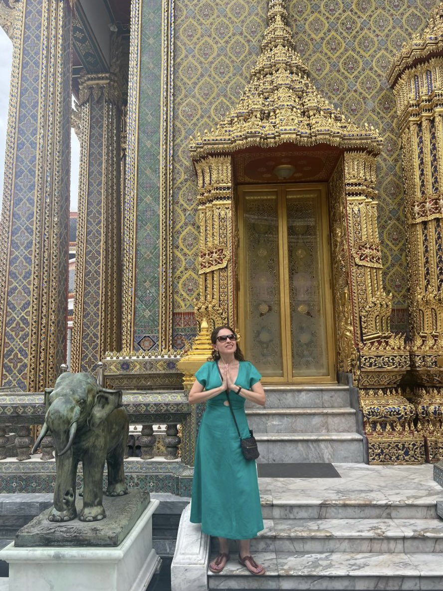 AleidaAzamarA's tweet image. ✨ Recorrimos tres templos con estilos únicos en #Bangkok 🇹🇭
Ratchabophit, Wat Ratchapradit y Wat Arun; cada uno de ellos con su impresionante diseño tailandés, rodeados de paz y con una energía serena que invita a la introspección ☮️.