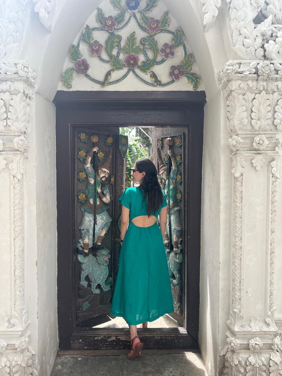 AleidaAzamarA's tweet image. ✨ Recorrimos tres templos con estilos únicos en #Bangkok 🇹🇭
Ratchabophit, Wat Ratchapradit y Wat Arun; cada uno de ellos con su impresionante diseño tailandés, rodeados de paz y con una energía serena que invita a la introspección ☮️.