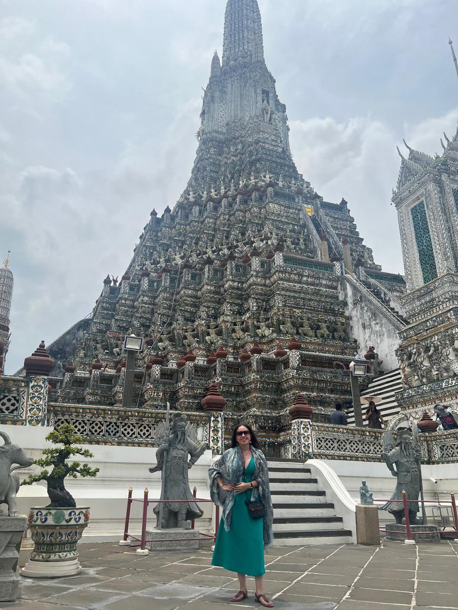 AleidaAzamarA's tweet image. ✨ Recorrimos tres templos con estilos únicos en #Bangkok 🇹🇭
Ratchabophit, Wat Ratchapradit y Wat Arun; cada uno de ellos con su impresionante diseño tailandés, rodeados de paz y con una energía serena que invita a la introspección ☮️.