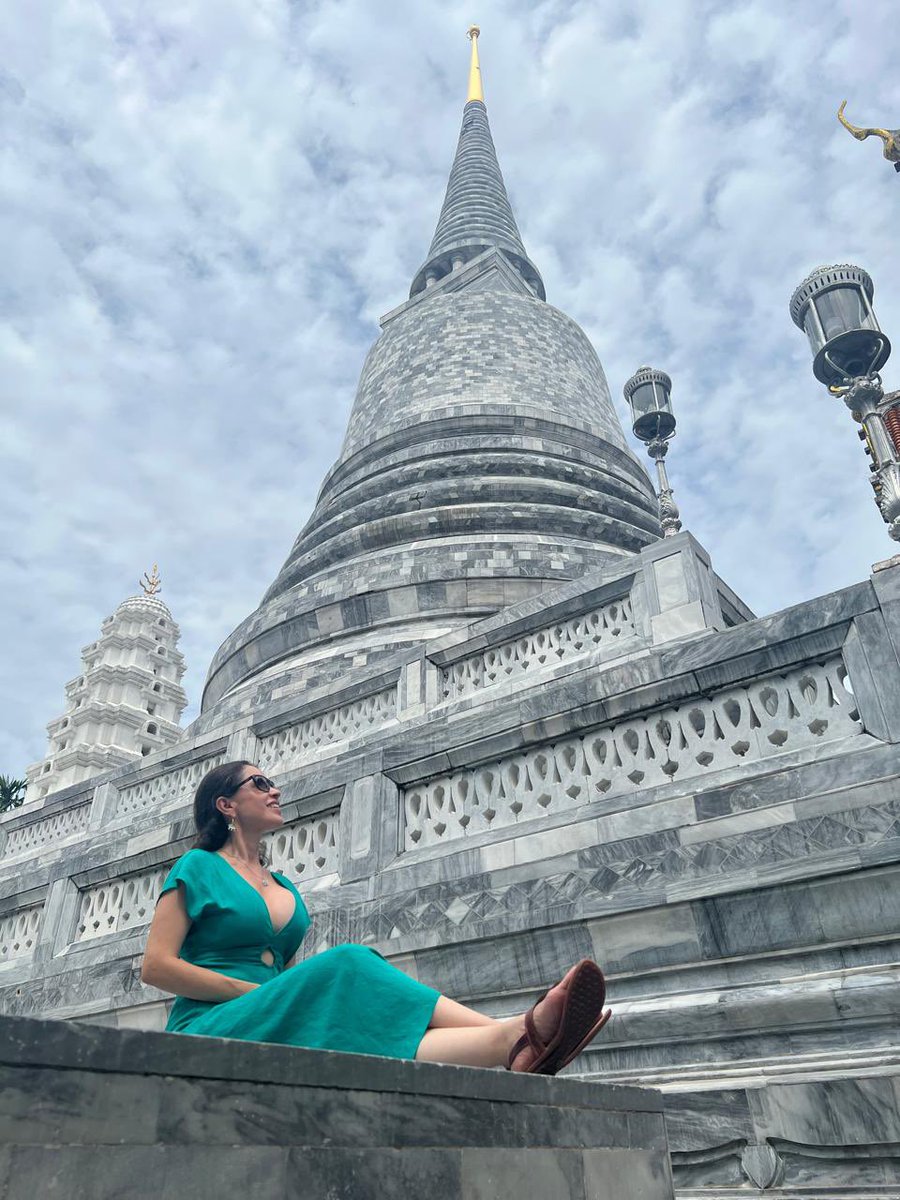 AleidaAzamarA's tweet image. ✨ Recorrimos tres templos con estilos únicos en #Bangkok 🇹🇭
Ratchabophit, Wat Ratchapradit y Wat Arun; cada uno de ellos con su impresionante diseño tailandés, rodeados de paz y con una energía serena que invita a la introspección ☮️.