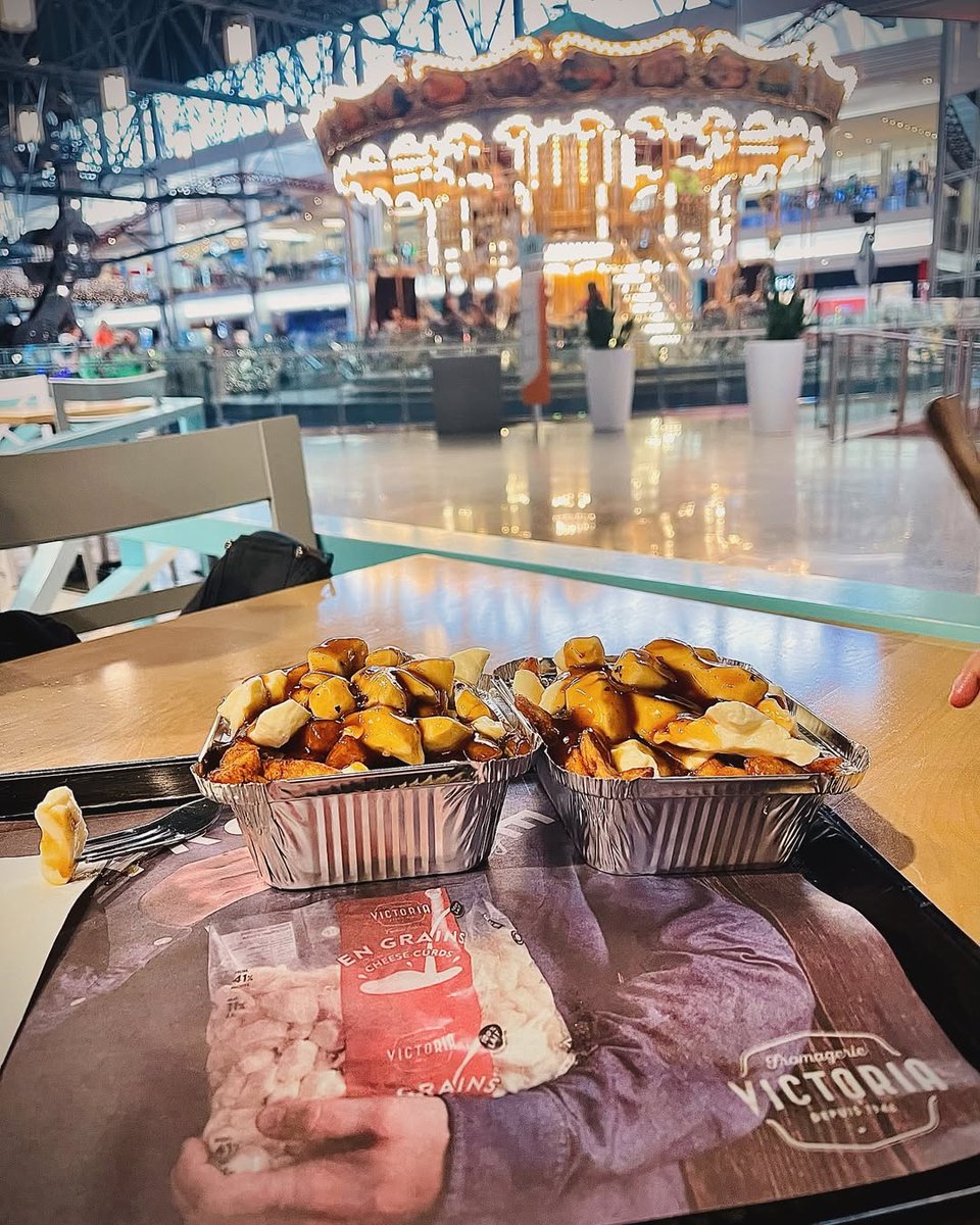 Where else can you sit and enjoy a poutine with the view of a beautifully lit merry-go-round other than #Quebec? The Galeries de la Capitale in Quebec City has shopping, dining, and an amusement park, making it a great summer vacation spot. #MerryGoRoundDay