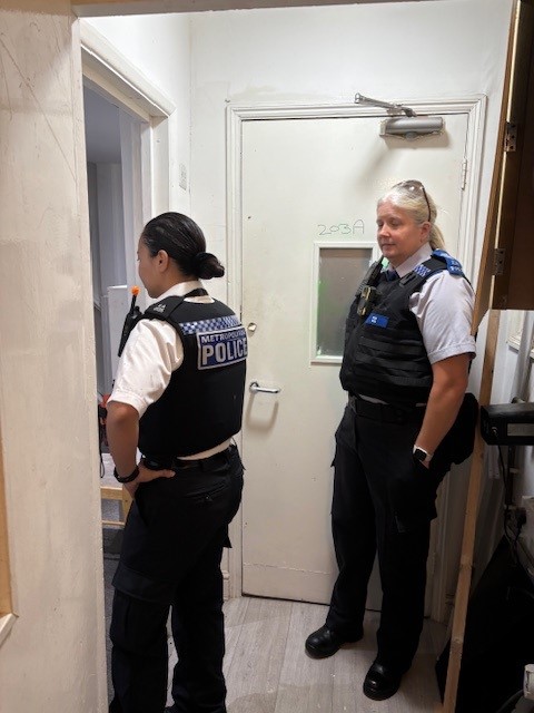 MPSClementswood's tweet image. @MPSClementswood @MPSLoxford @MPSRedbridge @RedbridgeLive @RedbridgeLive SNT & Enforcement officers at a property with various residents living.
Details of residents taken spoke to the landlord on the condition of the property, checking for health and safety regulations.