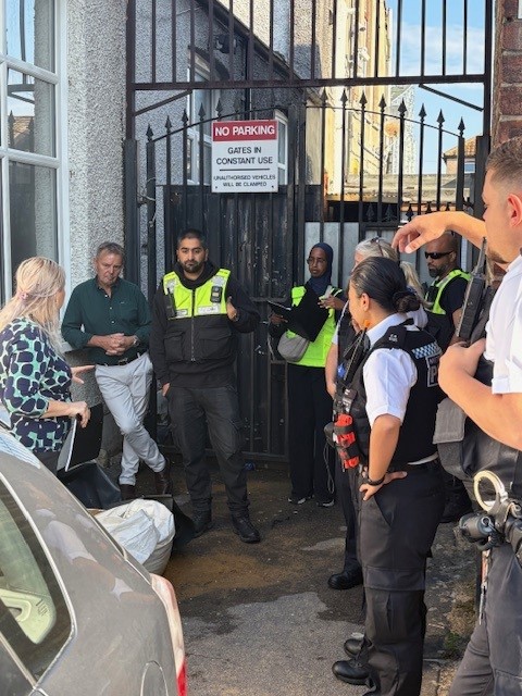 MPSClementswood's tweet image. @MPSClementswood @MPSLoxford @MPSRedbridge @RedbridgeLive @RedbridgeLive SNT & Enforcement officers at a property with various residents living.
Details of residents taken spoke to the landlord on the condition of the property, checking for health and safety regulations.