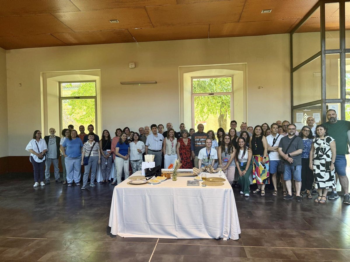 Hoy ha tenido lugar el acto de despedida de nuestro compañero Fernando Langa, que ha llegado a la condición de jubilado. Recordemos que es uno de los pocos integrantes de la facultad que lleva en el Campus de Fábrica de Armas desde el comienzo de su funcionamiento. Enhorabuena!!