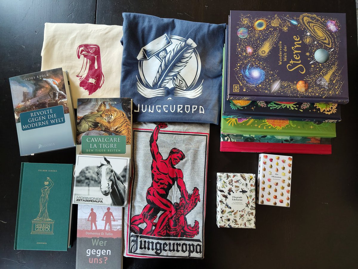 CptKitty0815's tweet image. Das ersehnte Paket ist heute angekommen. Ganz großes Dankeschön an @Jungeuropa_2016 für die Dreingabe! Da hat jemand vor Freude gequiekt!
Und ein großes Lob für die Auswahl der Kinderbücher und Shirts, super Qualität!