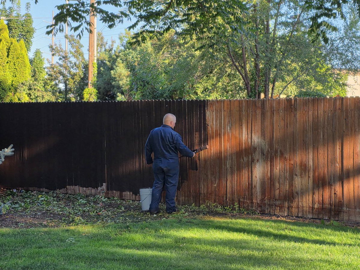 mattgourlaycgcs's tweet image. A fresh coat of dark brown paint is going on the wood fence at hole 6, perfectly complementing our club’s color palette.