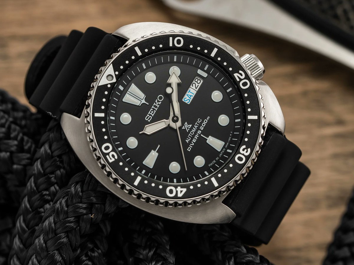 baldassarreted's tweet image. In our latest review, we're taking a deep dive into Seiko's cult-classic dive watch under $500, the Seiko Turtle SRPE93. Read it now at the link below!
teddybaldassarre.com/blogs/watches/…
#Seiko #SeikoWatches #DiveWatch #SeikoTurtle #AffordableWatches #WatchCommunity #WatchEnthusiast