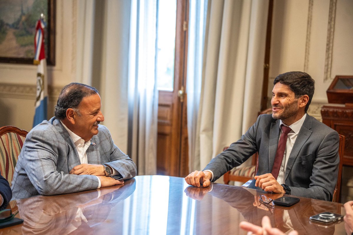 QuintelaRicardo's tweet image. Estoy en Rosario para participar del XVII Congreso de Ciencia Política. Antes, me encontré con @maxipullaro con quien conversamos de diversos temas, entre ellos, nuestra experiencia con la reforma de la Constitución, proceso que Santa Fe está atravesando también.
El diálogo y…