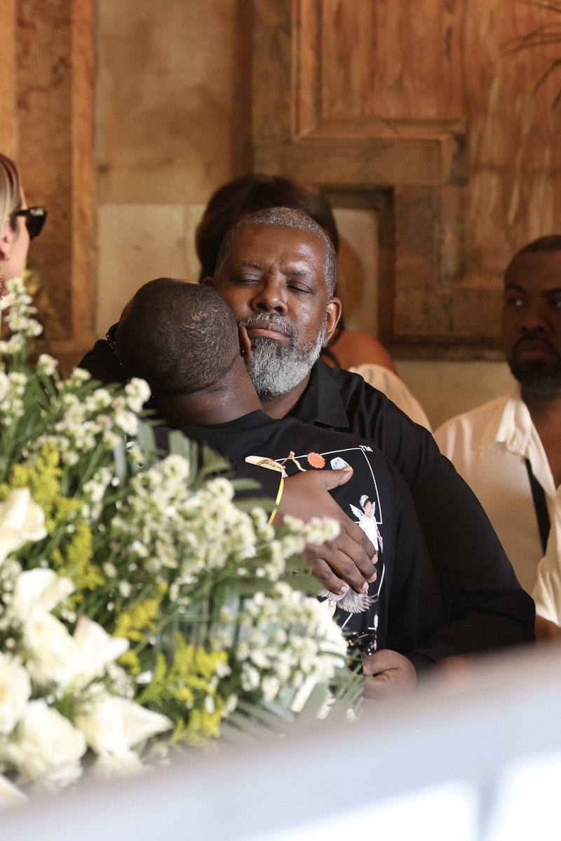 Leantes's tweet image. Thiaguinho sendo consolado por Péricles na despedida de Preta Gil no Theatro Municipal do Rio de Janeiro

#PretaGil