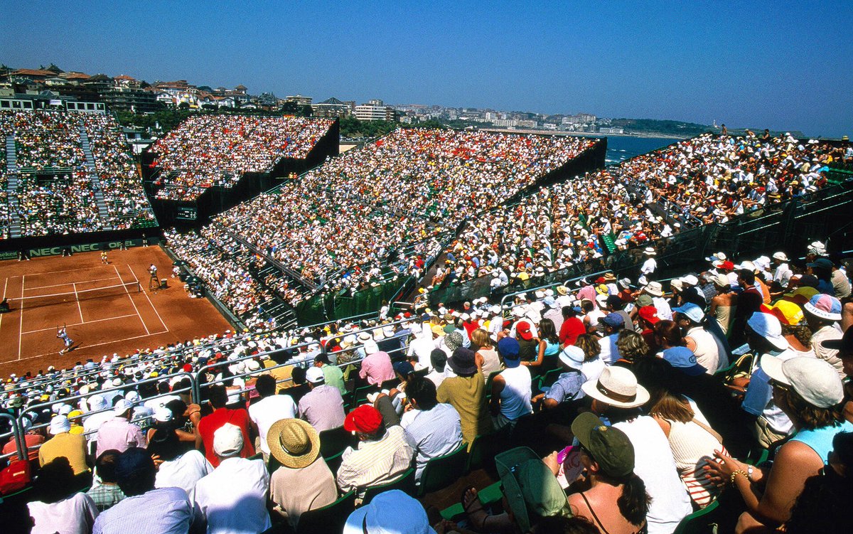 CopaDavis's tweet photo. ¡Una de las sedes más bonitas de la Copa Davis! 🏟️🇪🇸

En julio del 2000, España le ganó la semifinal a Estados Unidos en la Real Sociedad de Tenis de La Magdalena, Santander. Un lugar tan histórico como hermoso.

Ese año, además, España fue campeón... 🏆

#CopaDavis I @RFETenis https://t.co/d7aAuBdJdL