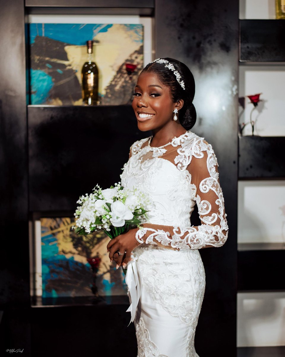 EseBeloOsagie's tweet image. Wake up! Official wedding portraits of my bride just dropped ๐๐พ๐๐พ
I enjoyed every part of styling Oyinda. Sheโs such a cheerful, loving person.
Iโve given you signs before but this is an extra sign to book Nuptials by Ese as your bridal stylist ๐โโ๏ธ