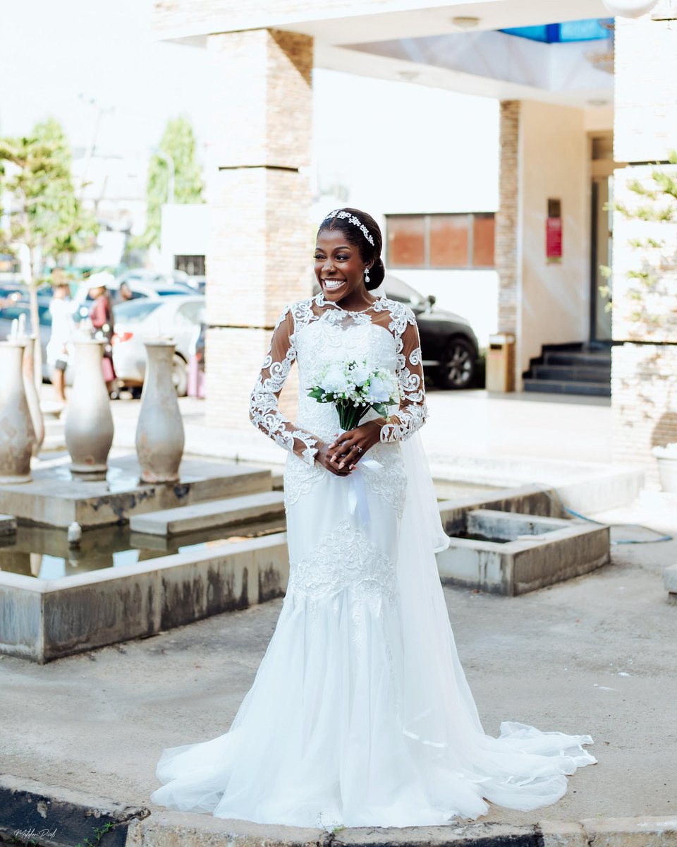 EseBeloOsagie's tweet image. Wake up! Official wedding portraits of my bride just dropped ๐๐พ๐๐พ
I enjoyed every part of styling Oyinda. Sheโs such a cheerful, loving person.
Iโve given you signs before but this is an extra sign to book Nuptials by Ese as your bridal stylist ๐โโ๏ธ