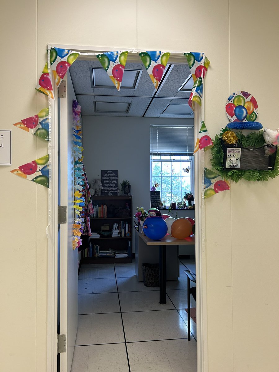 Victoria_Lyn's tweet photo. When it’s your boss’s birthday so you and your coworkers decide to fill her desk with balloons 🎈😊 boss loved it btw https://t.co/KvwngDCmLA