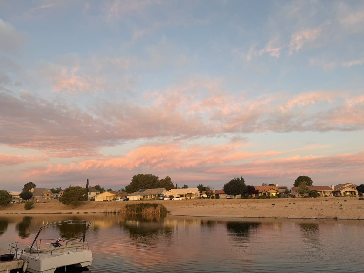 sunny_joni's tweet image. Watched the sunrise. Cotton candy clouds smiled at their reflection on the calm waters. Remember to look for the beautiful in this day. They are all around us. 💖