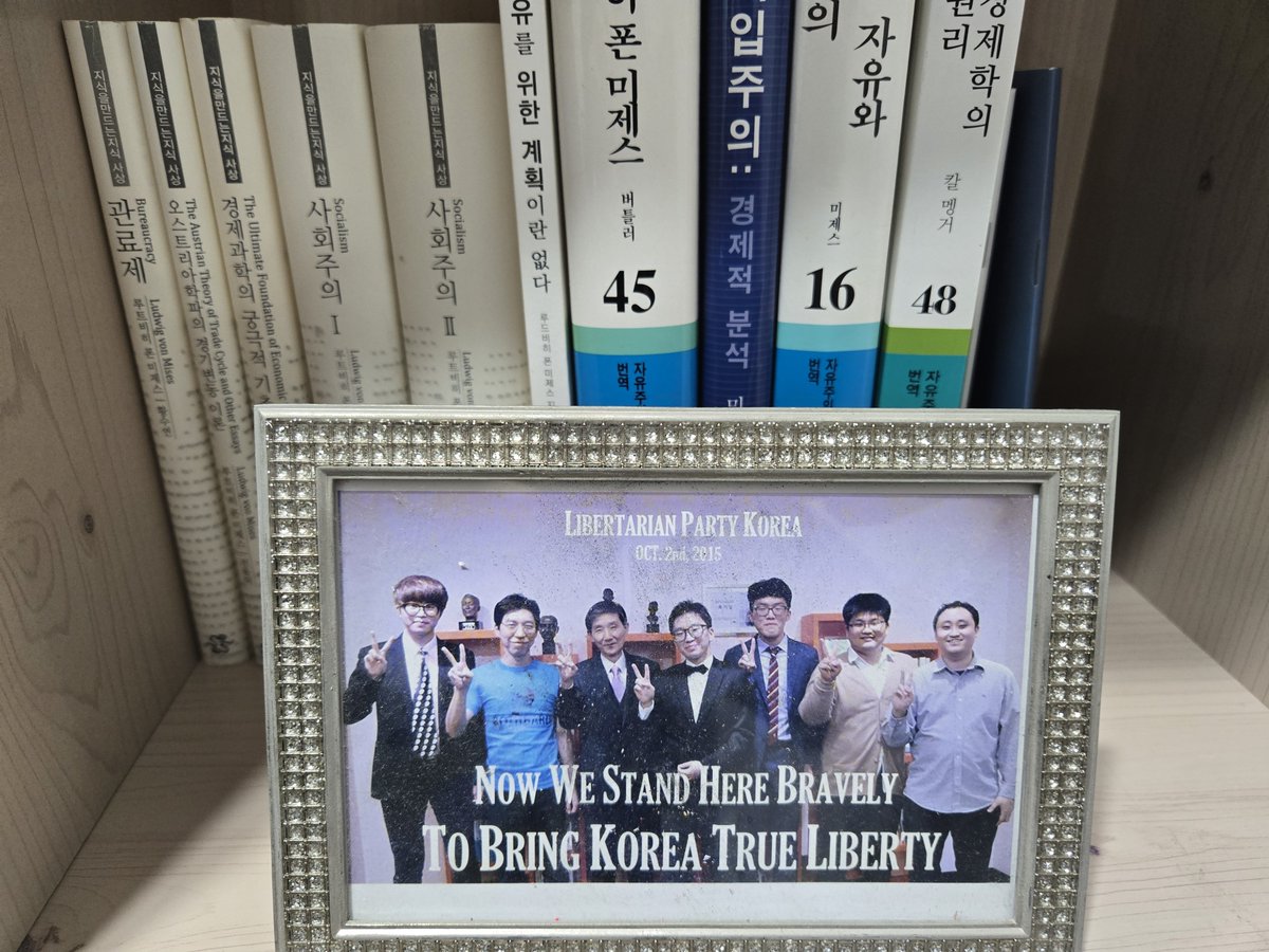 Allen Jeon (@real_allenjeon) on Twitter photo <๋ฆฌ๋ฒํ
๋ฆฌ์ธ์ ๋๊ด์ ์ธ ๋ง์์ ๊ฐ์ ธ์ผ ํฉ๋๋ค>
์ง๋ 5์์ ์๊ฐ๋์์ ์ด๋ ธ๋ ์คํ ์ปจํผ๋ฐ์ค๋ ๋ง์๋๋ฆฌ๊ณ ์ถ์๋ ์ด์ผ๊ธฐ ์ค ํ๋์๋๋ฐ ์๊ฐ ๊ด๊ณ์ ์๋ตํ์์ต๋๋ค. ์ค์คํธ๋ฆฌ์ํํ ๊ฒฝ์ ํ๊ณผ ์ธ์๋ก , ์ญ์ฌํ, ์ ์น์ฒ ํ์ผ๋ก์์ ๋ฆฌ๋ฒํ
๋ฆฌ์ด๋์ฆ์ ํ์์ ๊ณต๋ถํด๋ ๋ค ์ ์ ์์ ์ ๋๋ก ๊ทธ ์๊ณผ <๋ฆฌ๋ฒํ
๋ฆฌ์ธ์ ๋๊ด์ ์ธ ๋ง์์ ๊ฐ์ ธ์ผ ํฉ๋๋ค>
์ง๋ 5์์ ์๊ฐ๋์์ ์ด๋ ธ๋ ์คํ ์ปจํผ๋ฐ์ค๋ ๋ง์๋๋ฆฌ๊ณ ์ถ์๋ ์ด์ผ๊ธฐ ์ค ํ๋์๋๋ฐ ์๊ฐ ๊ด๊ณ์ ์๋ตํ์์ต๋๋ค. ์ค์คํธ๋ฆฌ์ํํ ๊ฒฝ์ ํ๊ณผ ์ธ์๋ก , ์ญ์ฌํ, ์ ์น์ฒ ํ์ผ๋ก์์ ๋ฆฌ๋ฒํ
๋ฆฌ์ด๋์ฆ์ ํ์์ ๊ณต๋ถํด๋ ๋ค ์ ์ ์์ ์ ๋๋ก ๊ทธ ์๊ณผ