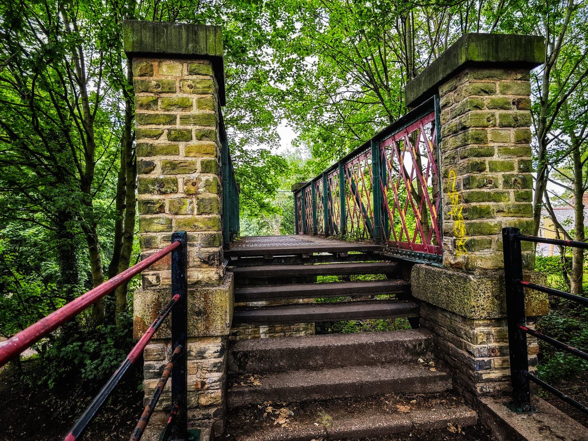 chrisbu03352910's tweet image. #ferrousFriday
The old footbridge over the Worsborough/Silkstone coal line one of the steepest railway inclines in the country famous for the introduction of Garrat U1 locomotive which produced twice the traction power to haul the coal up the hill.
📸