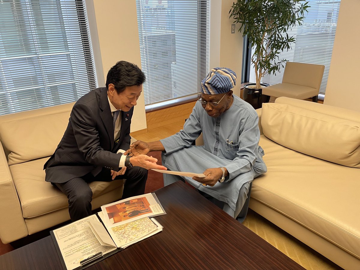 nishy03's tweet image. アフリカ賢人会議で来日中の旧知のオバサンジョ・ナイジェリア元大統領、キクウェテ・タンザニア元大統領と会談しました。ナイジェリアは、2億2千万人の人口擁する産油国、私も何度か訪問しています。行政手続の遅延、治安などの課題を乗り越え今後の発展に期待します。タンザニアは内政が安定し平均5…