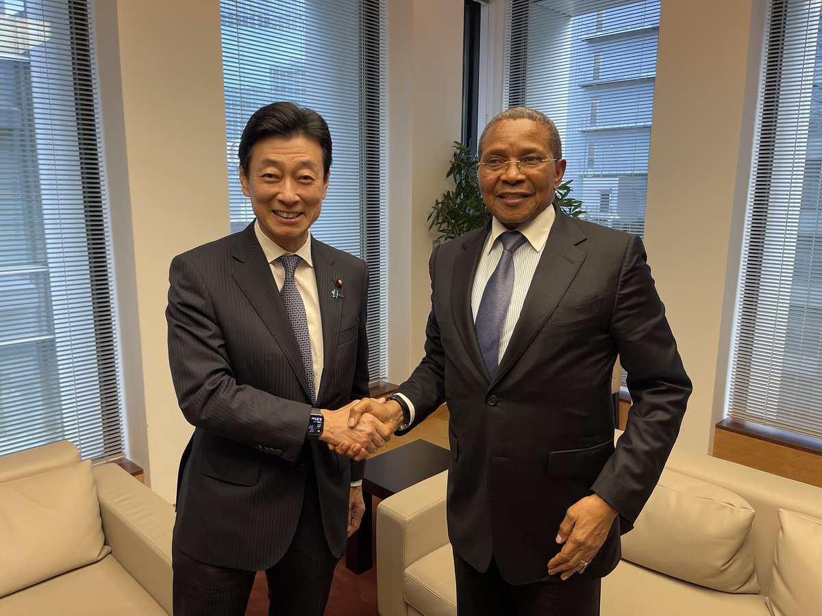 nishy03's tweet image. アフリカ賢人会議で来日中の旧知のオバサンジョ・ナイジェリア元大統領、キクウェテ・タンザニア元大統領と会談しました。ナイジェリアは、2億2千万人の人口擁する産油国、私も何度か訪問しています。行政手続の遅延、治安などの課題を乗り越え今後の発展に期待します。タンザニアは内政が安定し平均5…