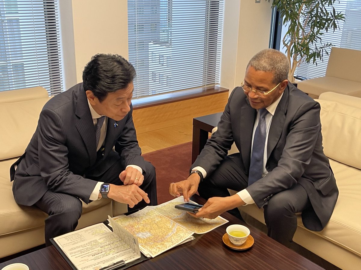 nishy03's tweet image. アフリカ賢人会議で来日中の旧知のオバサンジョ・ナイジェリア元大統領、キクウェテ・タンザニア元大統領と会談しました。ナイジェリアは、2億2千万人の人口擁する産油国、私も何度か訪問しています。行政手続の遅延、治安などの課題を乗り越え今後の発展に期待します。タンザニアは内政が安定し平均5…