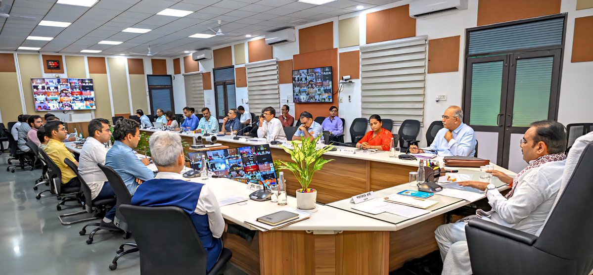 झालावाड़ जिले के पीपलोदी गांव में विद्यालय भवन की छत गिरने से हुए हृदयविदारक हादसे में दिवंगत मासूम बच्चों को मुख्यमंत्री निवास पर आयोजित उच्च स्तरीय बैठक में मौन धारण कर, श्रद्धांजलि अर्पित की। 

बैठक में विभागीय अधिकारियों एवं वीसी से जुड़े समस्त जिला कलक्टर्स को सरकारी भवनों