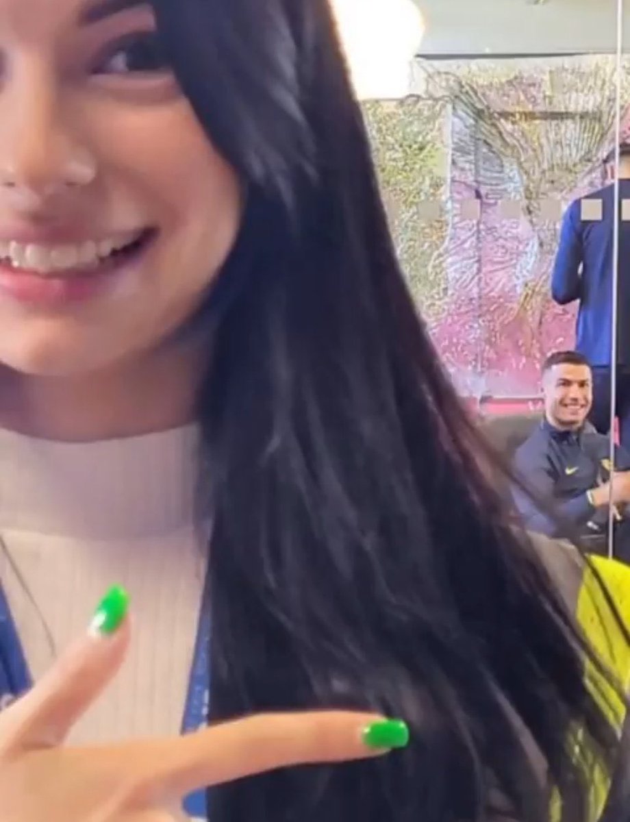 ElInmortal____'s tweet image. Imagínate hacerte un selfie porque tienes a Cristiano Ronaldo detrás, y que cuando miras la foto descubres que el Bicho está mirando a la cámara y sonriendo.
Esta chica tiene una foto histórica.
Y Cristiano un carisma único.