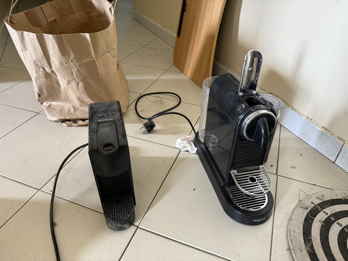 Je veux vraiment trouver solution pour mes 2 machines à café. 
Celle à gauche, c’est le bac à eau qui est cassé, je ne sais pas où en trouver. 
A droite, la grande, a eu un court circuit. On a branché alors que je venais de laver. 
Any solution ?