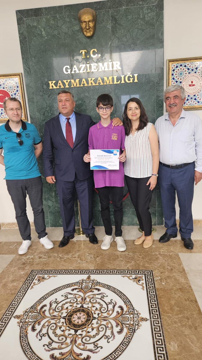 UOGaziemir's tweet photo. 2025 LGS Türkiye https://t.co/v4fETnkE5I öğrencimiz Emre Şen, Gaziemir Kaymakamımız Sayın Kudret Kurnaz tarafından makamında kabul edilerek tebrik edildi.

#uğurgaziemirkampüs
#2025lgs #basarı #azim #uğurkazandırır https://t.co/QWkKGRy9XB