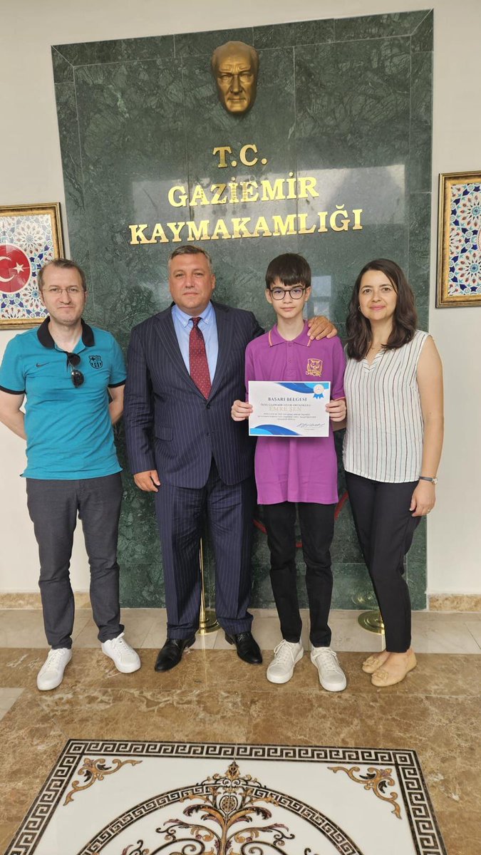 UOGaziemir's tweet photo. 2025 LGS Türkiye https://t.co/v4fETnkE5I öğrencimiz Emre Şen, Gaziemir Kaymakamımız Sayın Kudret Kurnaz tarafından makamında kabul edilerek tebrik edildi.

#uğurgaziemirkampüs
#2025lgs #basarı #azim #uğurkazandırır https://t.co/QWkKGRy9XB