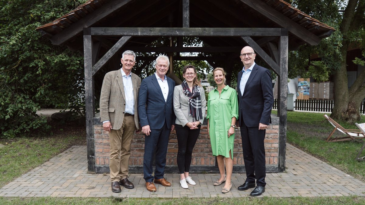 BMLEH_Bund's tweet image. Einblicke in das Ökodorf Brodowin! Bundesminister Alois Rainer hat den Betrieb in #Brandenburg zusammen mit Ministerpräsident Dietmar Woidke und Ministerin Hanka Mittelstädt besucht.
Im Fokus: die Bedeutung #ökologisch, #regional und #nachhaltig erzeugter Lebensmittel!