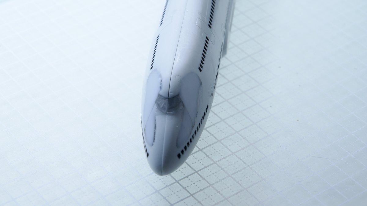 crazy_clouds's tweet image. ハセガワ747-400の顔をどうやったら実機っぽく見えるのか研究中。ハセ-400はコメカミが膨らんでいる一方、実機はほぼ平面の部分がある。ならばいっそ切り取ってプラ板を貼って平面にしたらどうだろうってことでやってみた。