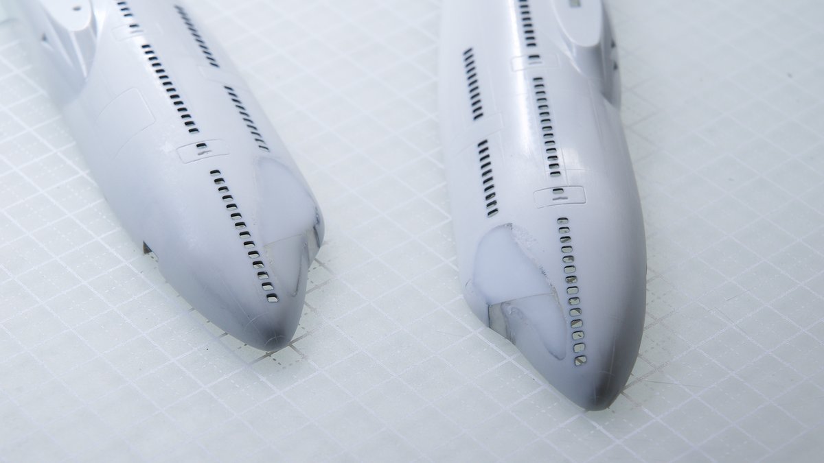 crazy_clouds's tweet image. ハセガワ747-400の顔をどうやったら実機っぽく見えるのか研究中。ハセ-400はコメカミが膨らんでいる一方、実機はほぼ平面の部分がある。ならばいっそ切り取ってプラ板を貼って平面にしたらどうだろうってことでやってみた。