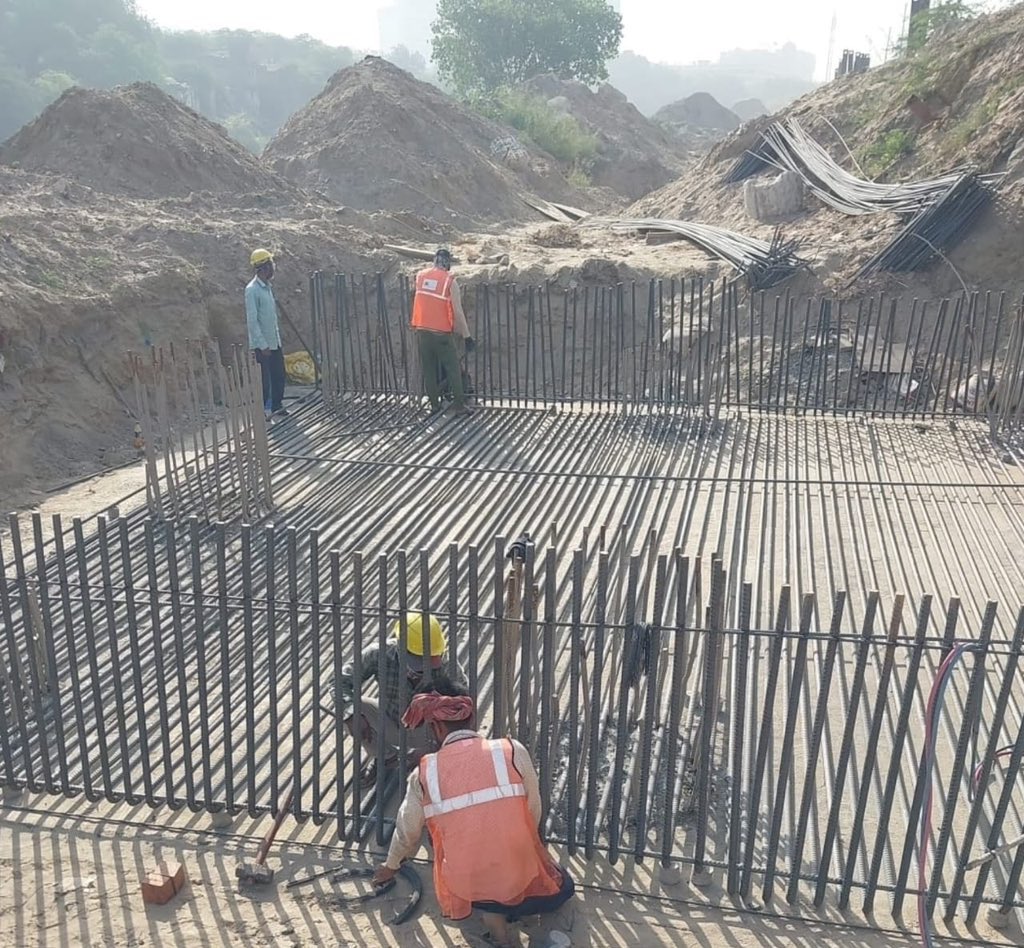 देश में आए दिन पुल गिरने की घटनाएँ सुनने को मिलती रहती हैं…
लेकिन फिर भी सरकारी एजेंसियों के कान पर जूँ तक नहीं रेंगती…

प्रदेश की शो विंडो #नोएडा में भी ऐसे ही हादसों को न्योता देने की पूरी तैयारी कर रहा है राज्य सेतु निगम…राज्य सेतु निगम #PWD की कार्यदायी संस्था है…